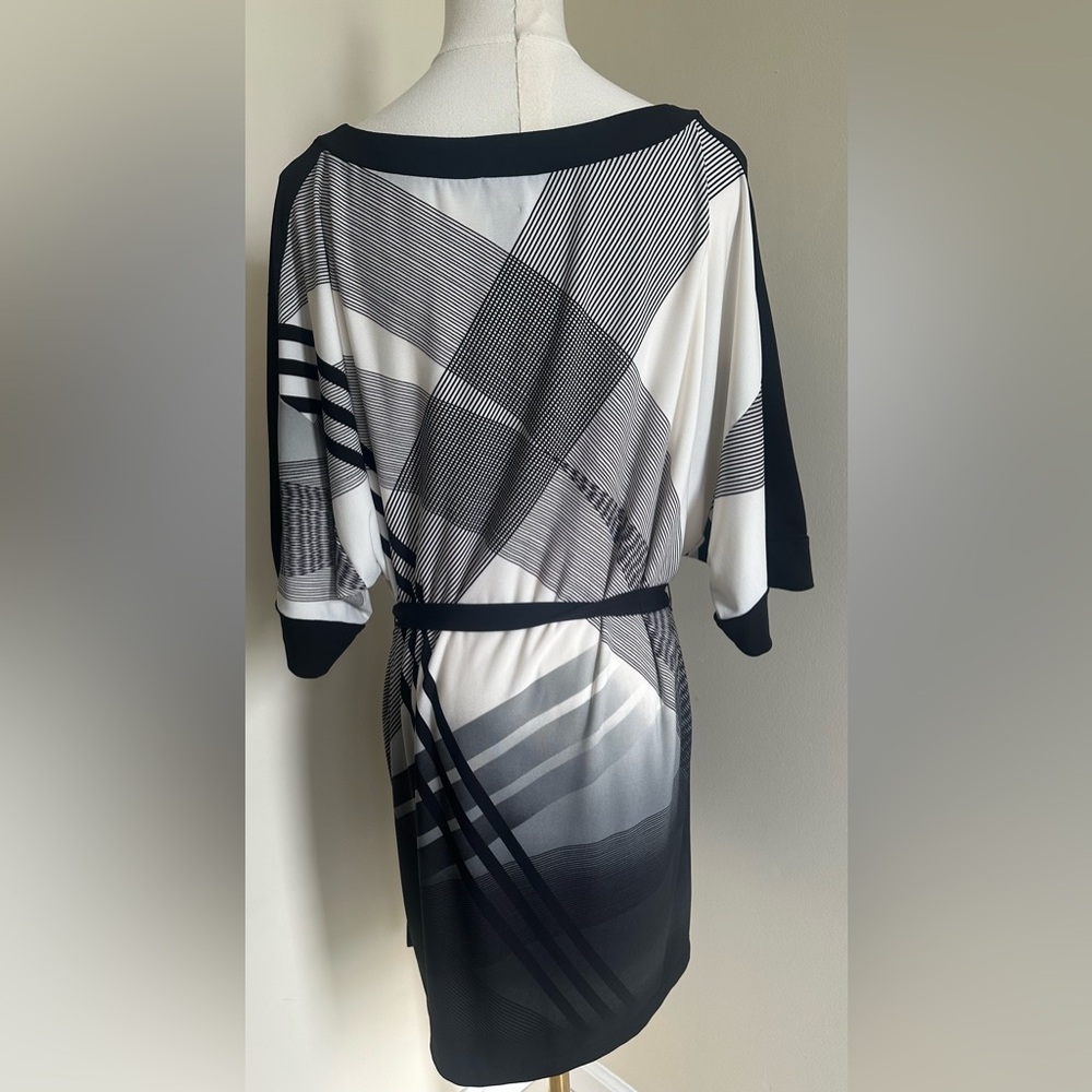 Chico’s Black/White Short-Sleeve Dress- Size 1 - Picture 4 of 9